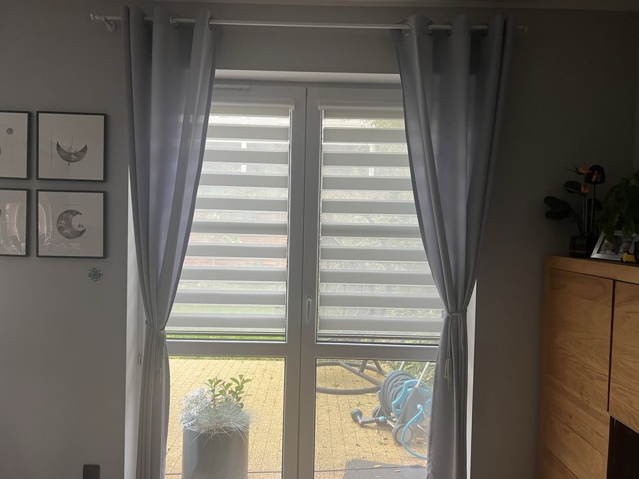 4 zaslony z karniszami