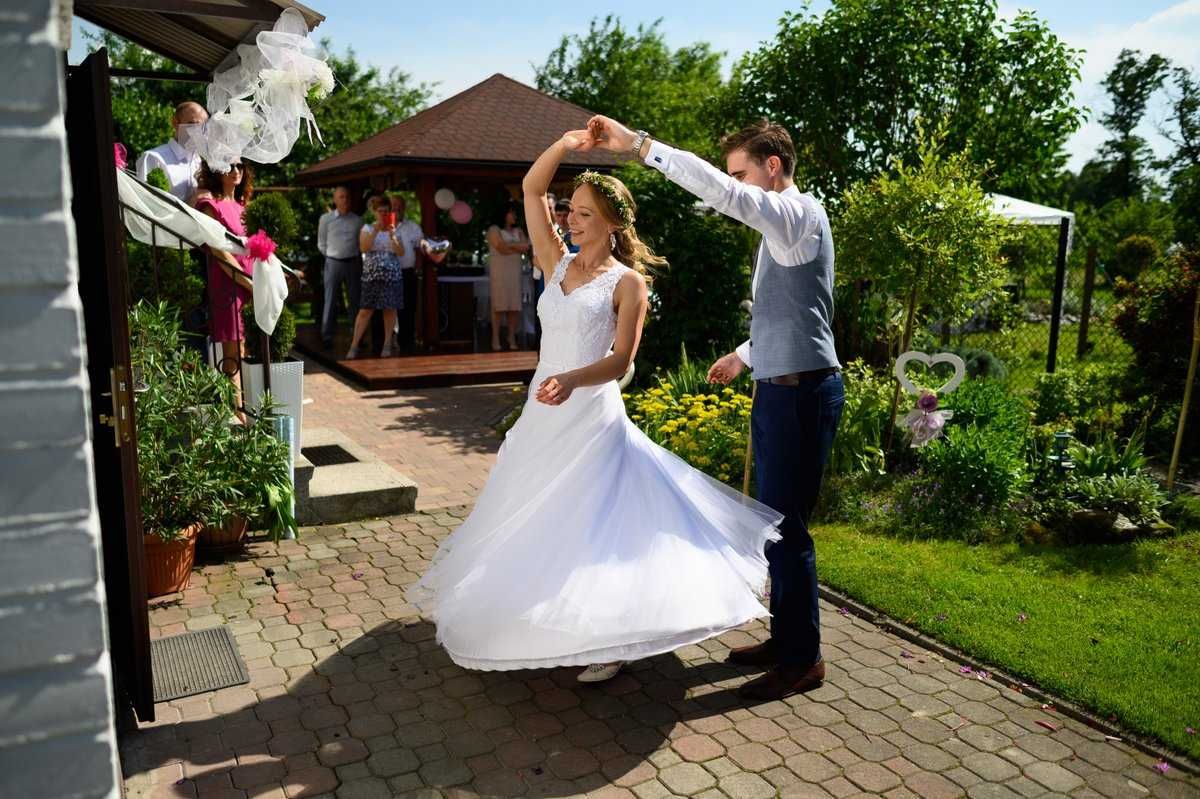 Piękna, prosta, biała suknia ślubna r. S na osobę niską