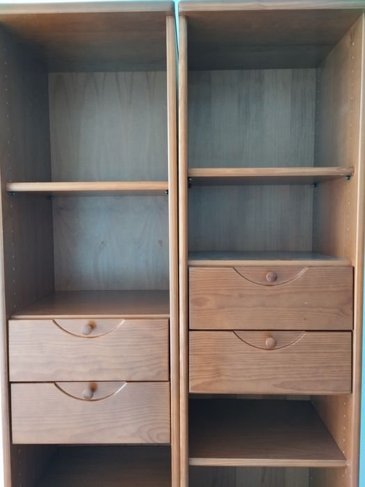 Estantes em madeira maciça em ótimo estado