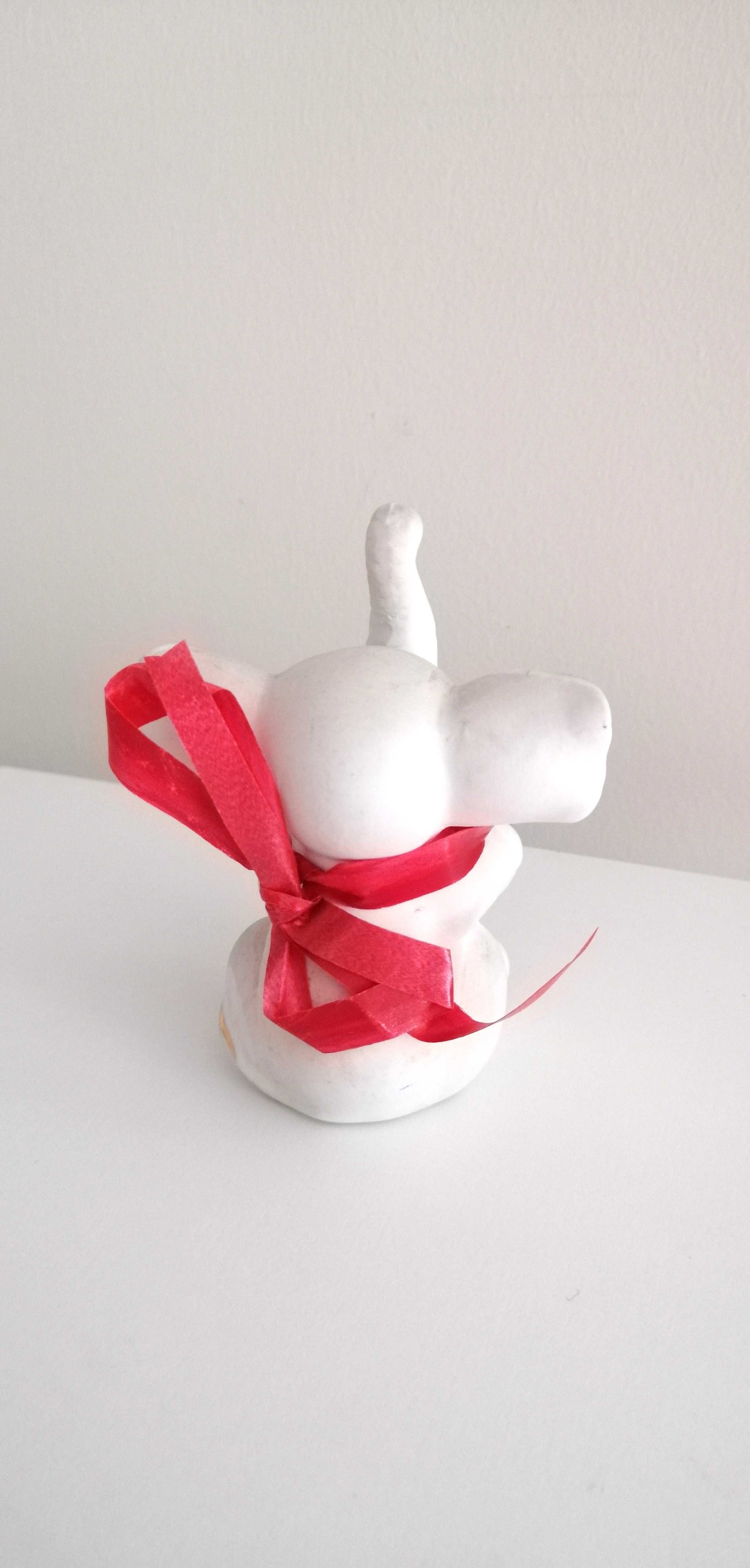 biały porcelanowy słonik z czerwoną kokardką na szczęście figurka