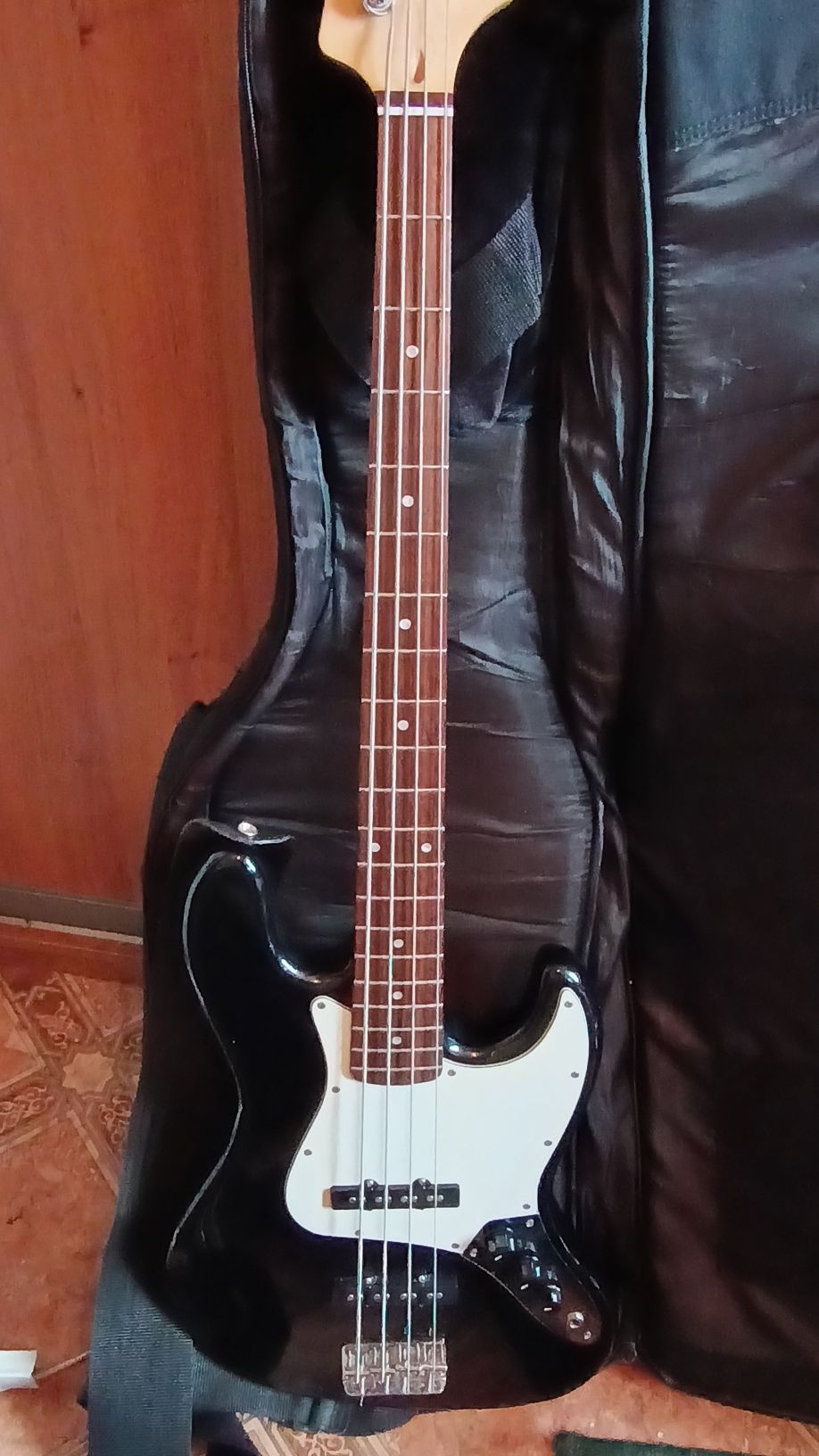 FENDER SQUIER Jazz BassAffinity, ремень, чехол.