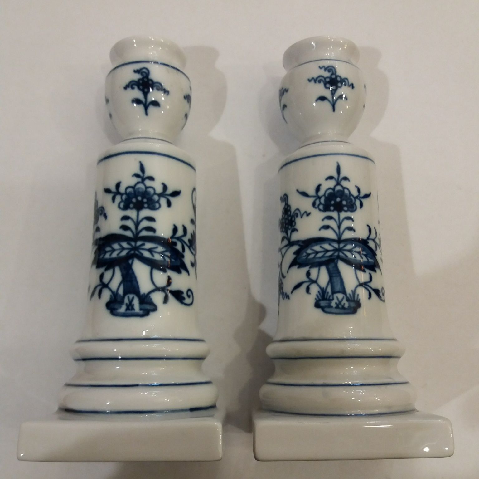 Dwa porcelanowe świeczniki, Miśnia