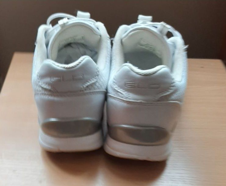 Продам женские кроссовки белые 37р