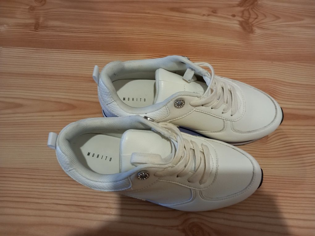 Białe sportowe obuwie Mohito
