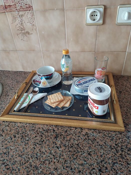 Bandeja com fundo em tecido azul com bolinhas bordadas a dourado