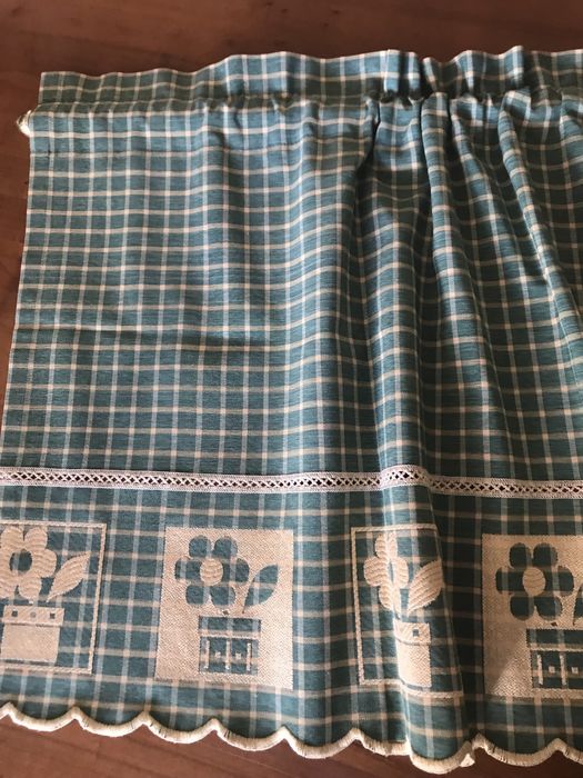 Sanefa verde aos quadrados com bordado