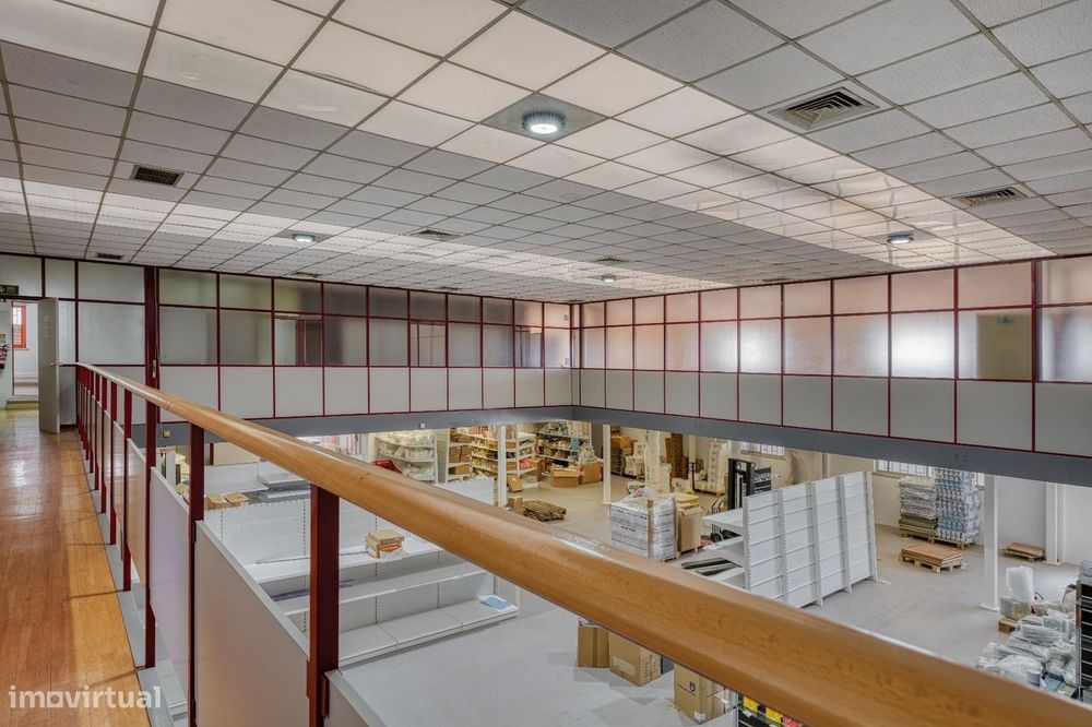 Armazém 1.285m² para Venda na Zona Industrial de Massamá