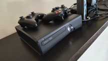 Xbox 360 z sensorem Kinect, dyskiem 320GB i dwoma kontrolerami