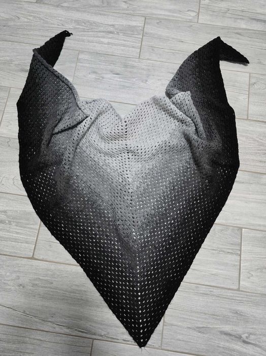 Handmade ręcznie robiony na szydełku szal chusta cieniowana szara duża