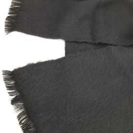 Manta mohair preta com franja nas pontas *