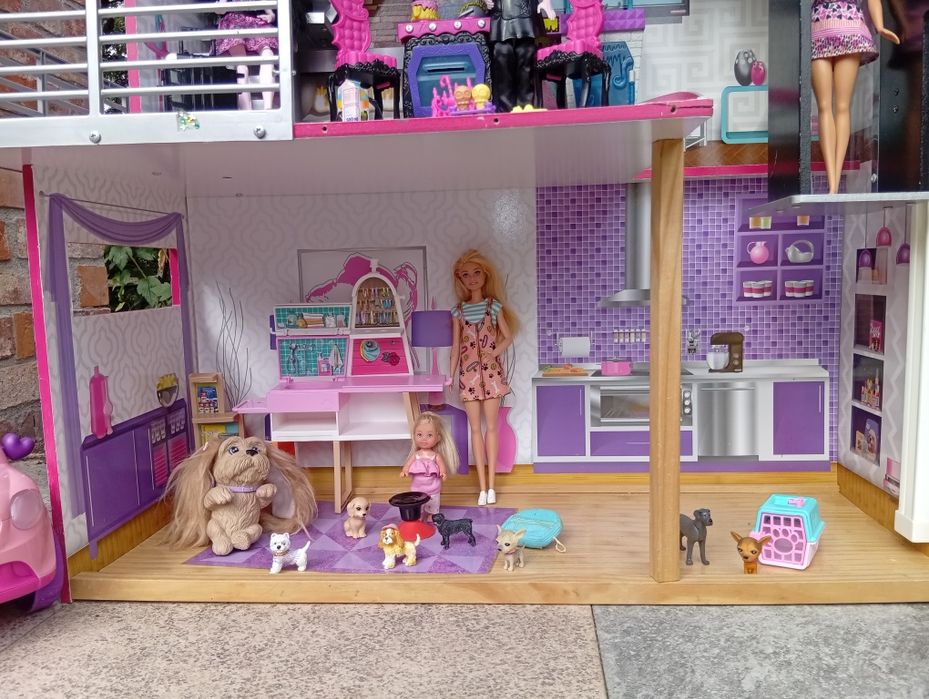 Toaletka i ogromny  domek Barbie i Monster High