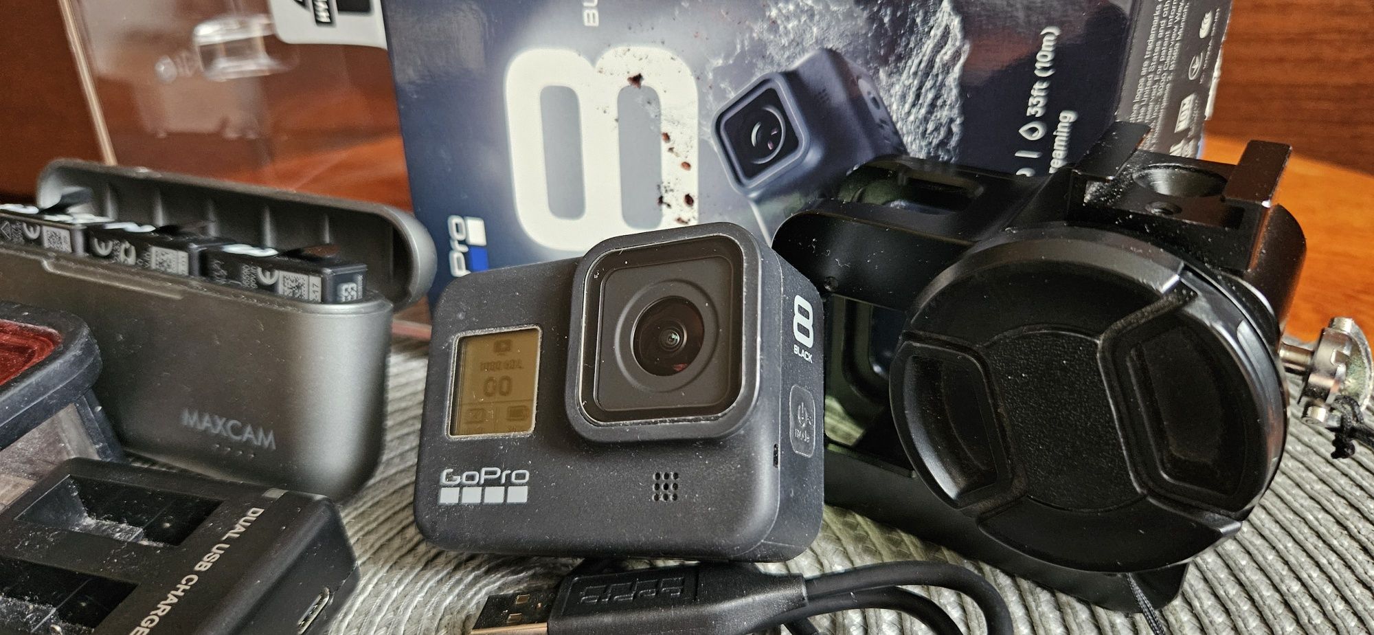 kamera GoPro 8 wraz z bogatym zestawem akcesorii.