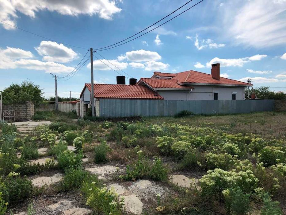 Продам 7 соток в закрытом кооперативе возле моря.