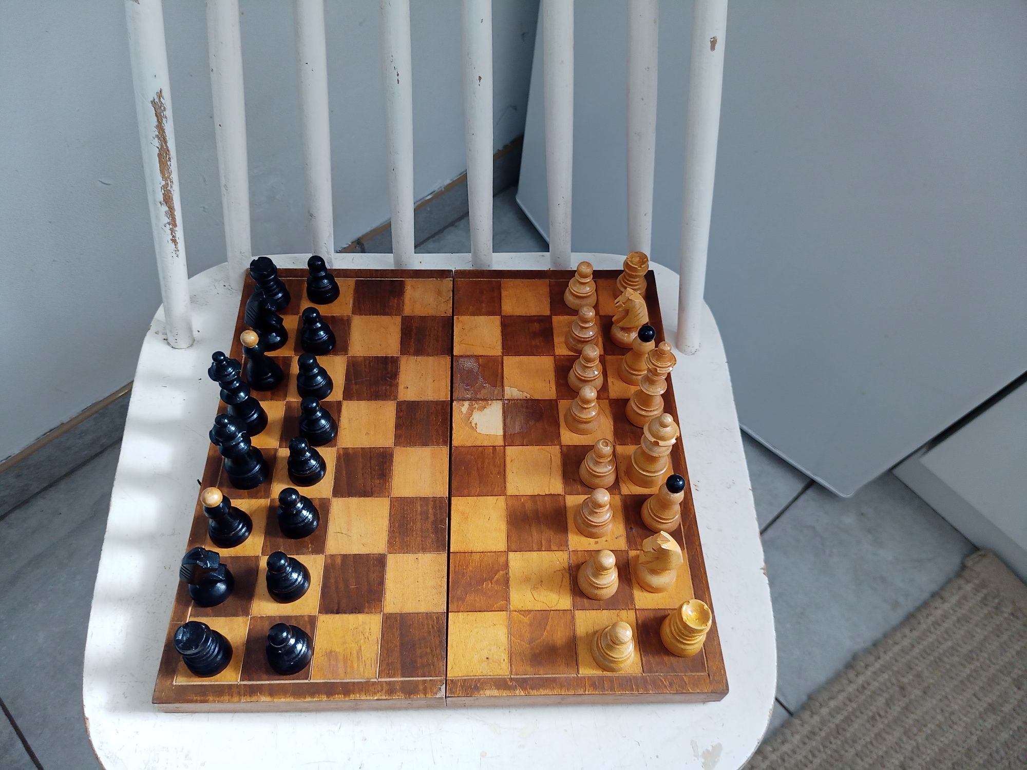 Małe drewniane szachy