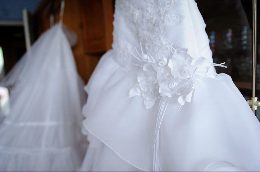 Suknia ślubna Biała, halka "koło", bolerko, rękawiczki