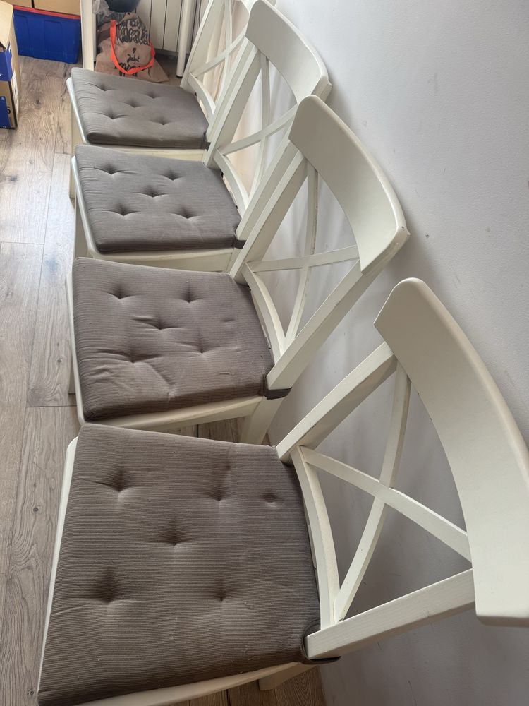 Białe krzesla Ikea 4 sztuki z podyszkami