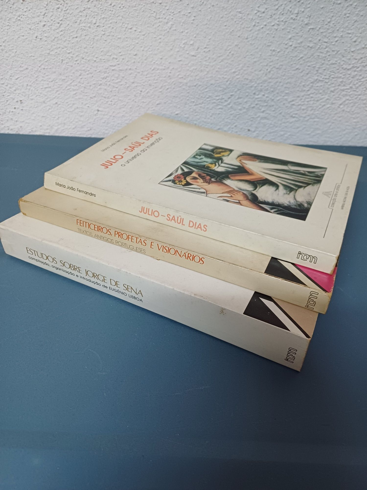 Livros de diferentes autores da INCM