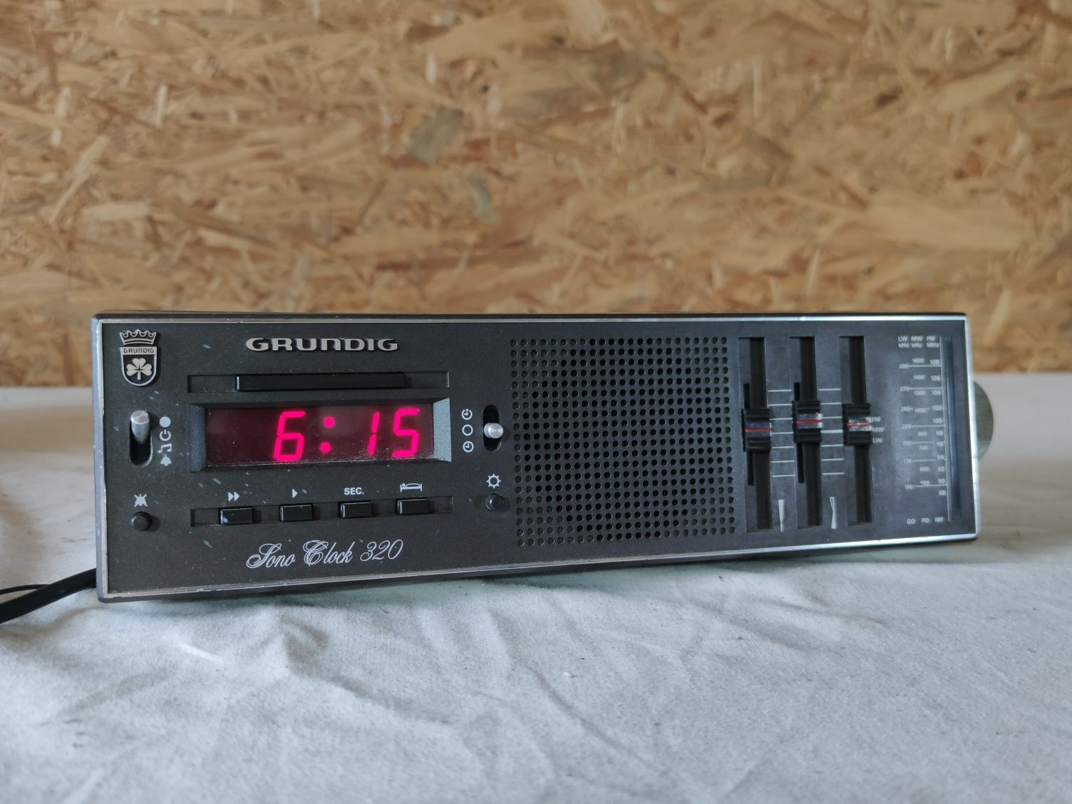 Grundig Sono Clock 320 radiobudzik vintage retro 1980r