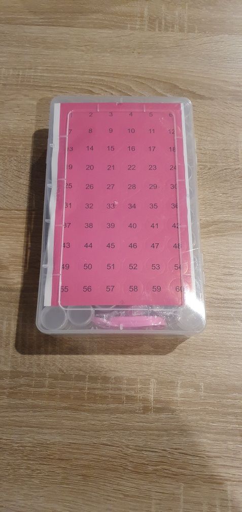 60 plastikowych pojemników