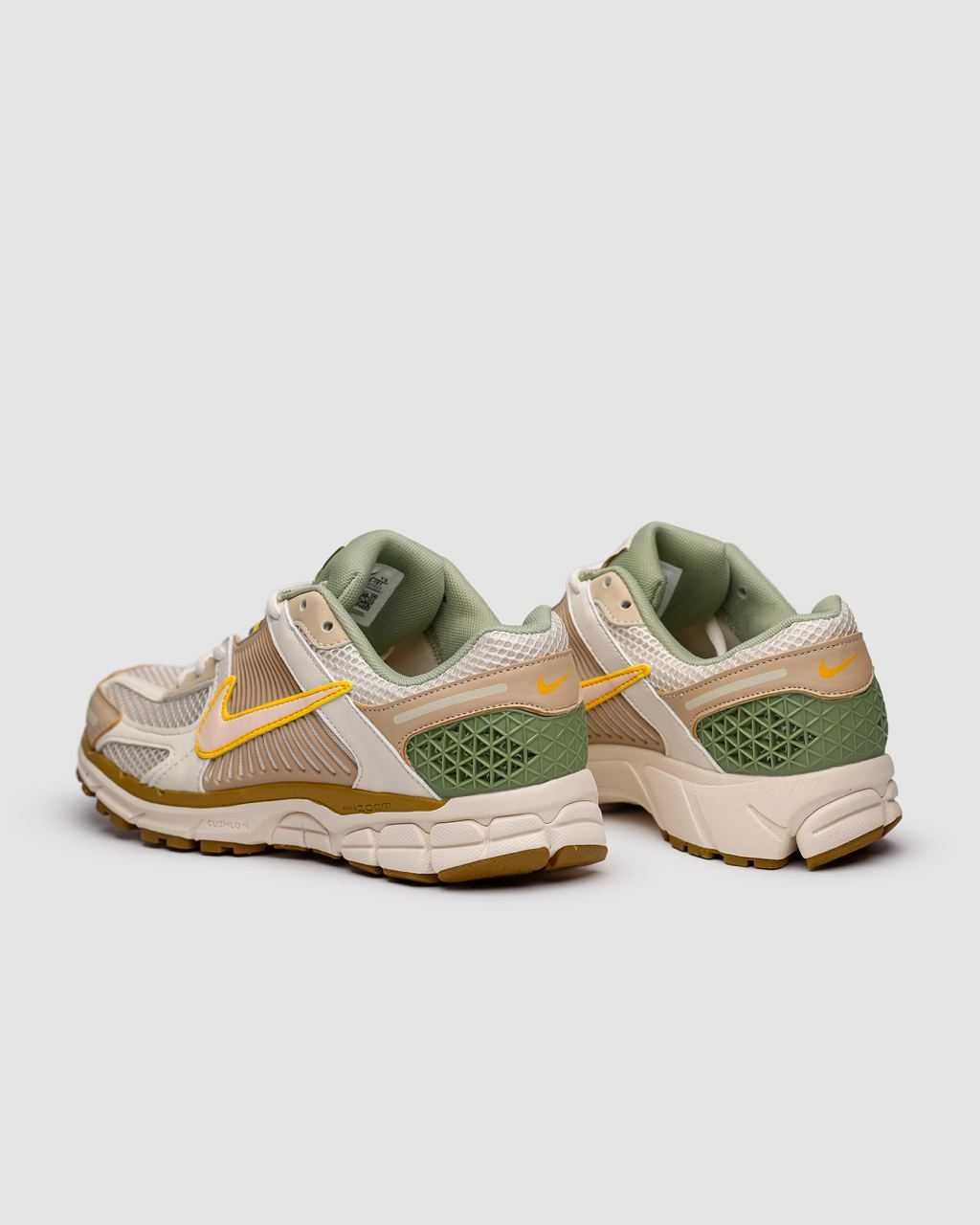 Чоловічі кросівки Nike Zoom Vomero 5  білий з бежевим жовтим C-01069