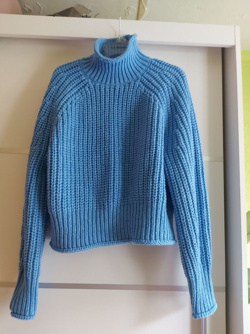 Sweter niebieski gruby splot cieply