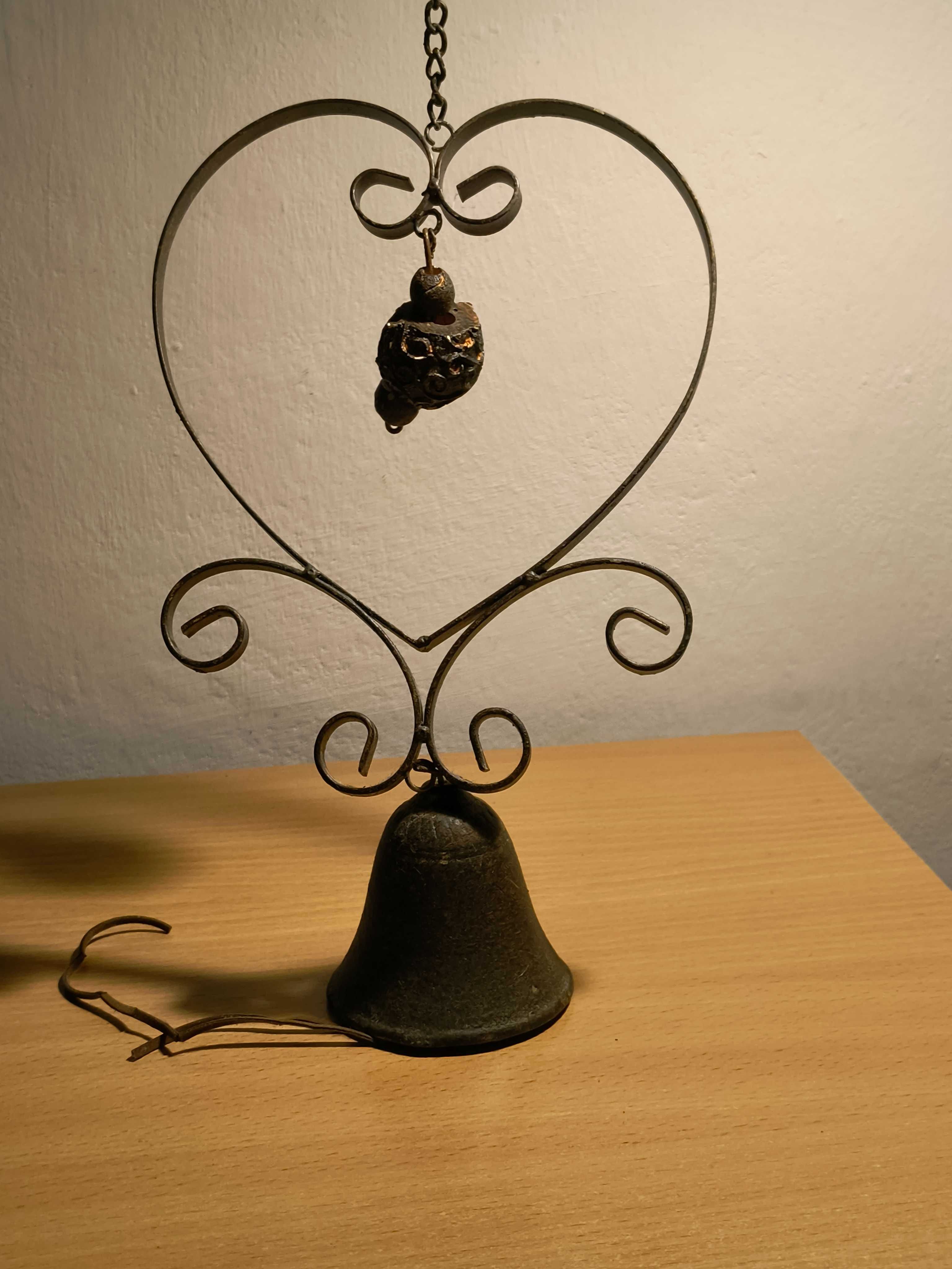 stary dzwonek przy drzwiach