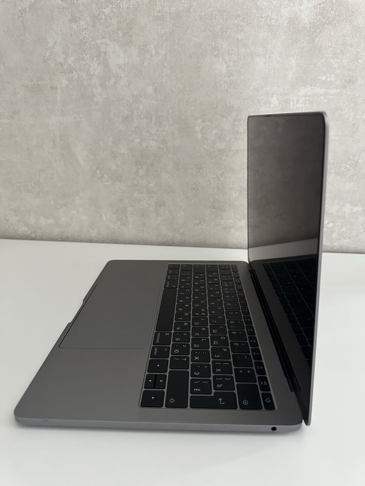 MacBook Pro 13” (2017, Core i5, 8GB RAM, 128GB SSD)