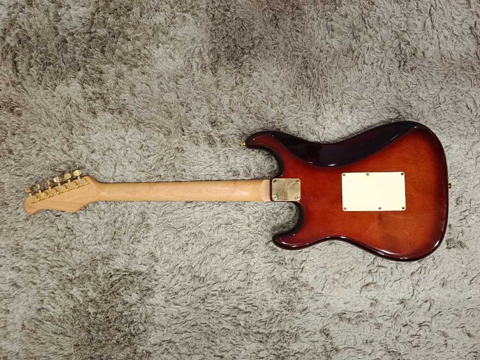 Guitarra Maison Strato Deluxe dos anos 90 1990 Maple Quilted Sunburst