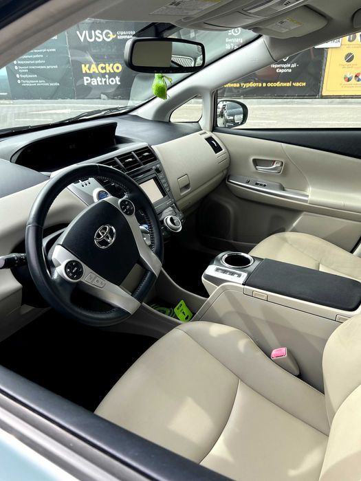 Аренда, прокат, под такси Toyota Prius V 2012