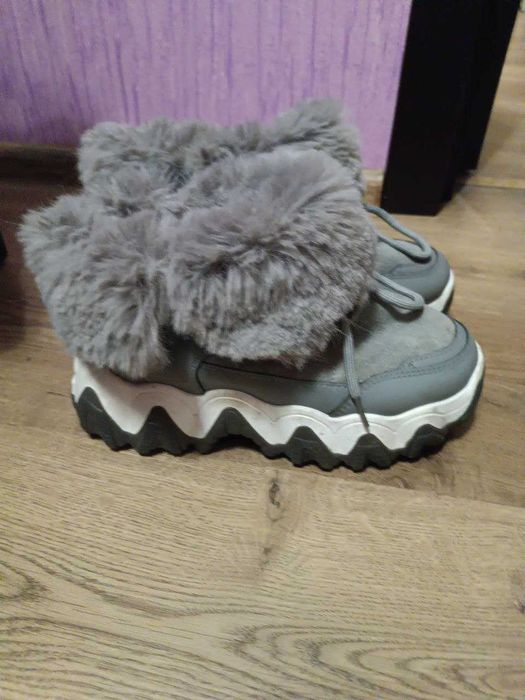 Ботинки -кроссовки тёплые на девочку