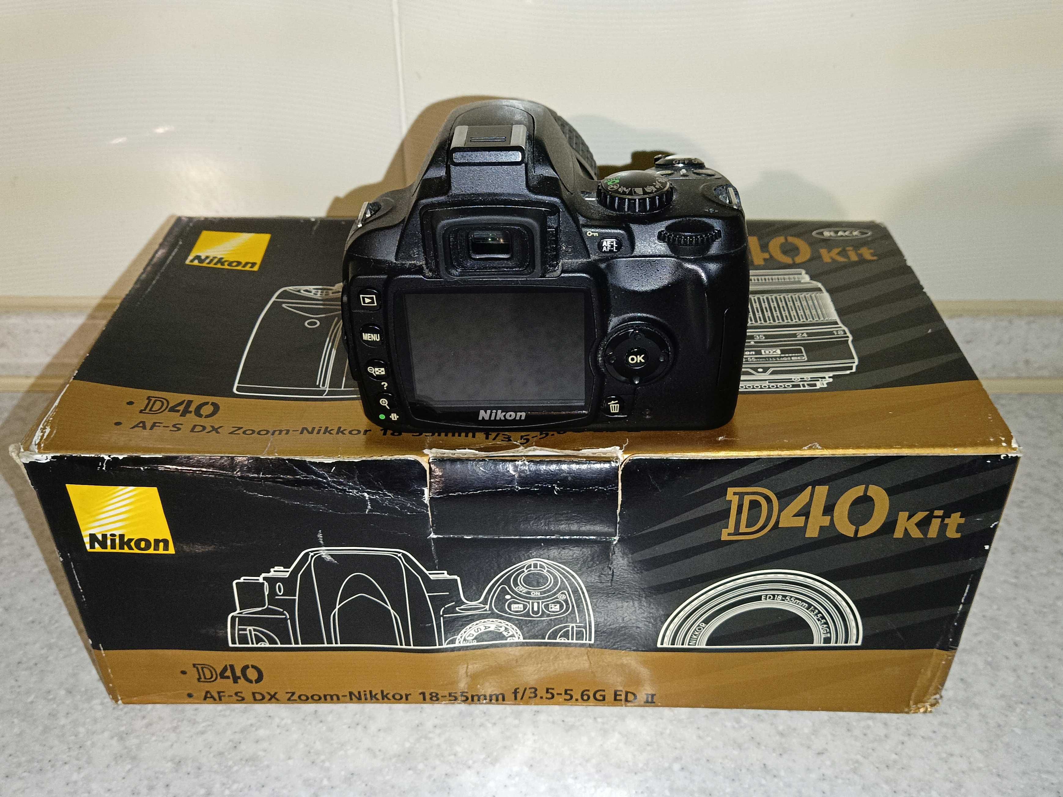 Цифрова дзеркальна фотокамера Nikon D40 з об’єктивом в повній комплект
