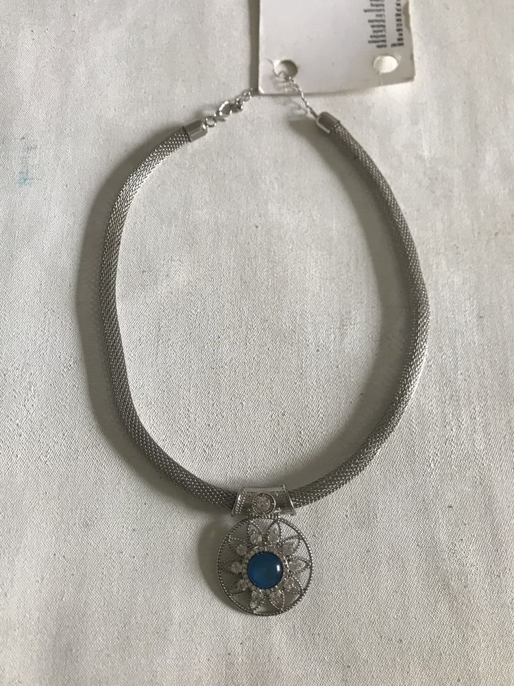 Naszyjnik z niebieskim kryształkiem kette