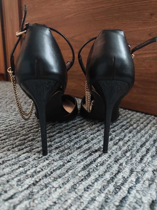 Czarne czółenka z łańcuszczkiem, na szpilce Even&Odd 45