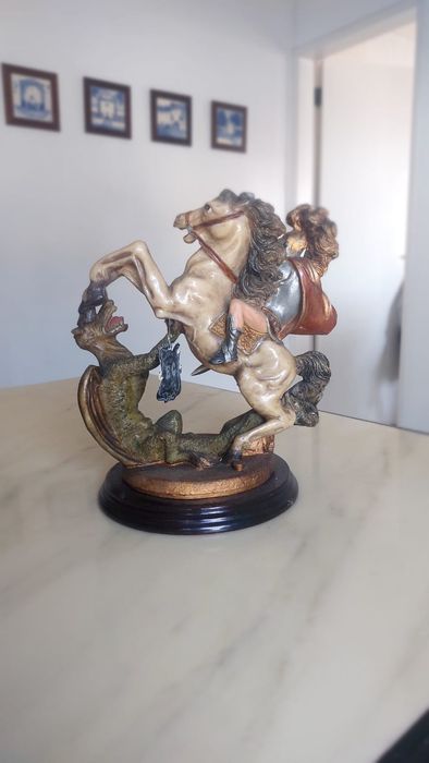 Diversas estatuetas antigas