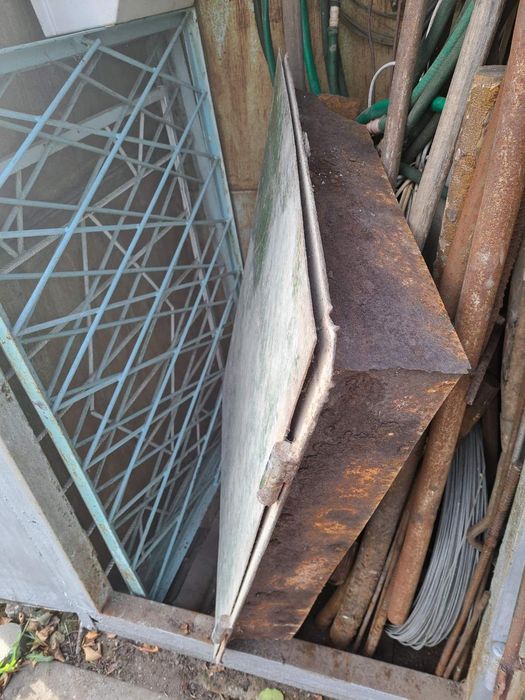 Металеві двері, люк