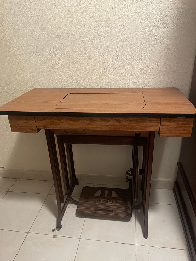 Mesa com maquina de costura antiga