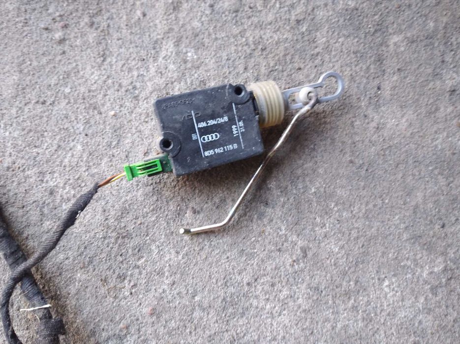 kostka  silownik klapy cieglo 8D596`2115B a4 b5 lift sedan
