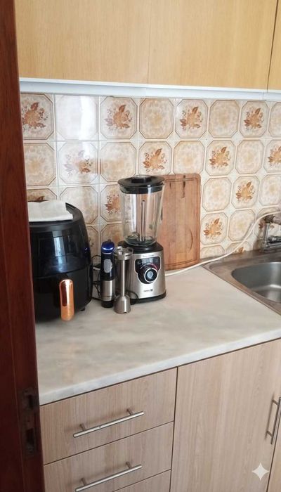 Quarto mobilado no centro de Caldas – ao lado do La Vie (€350)