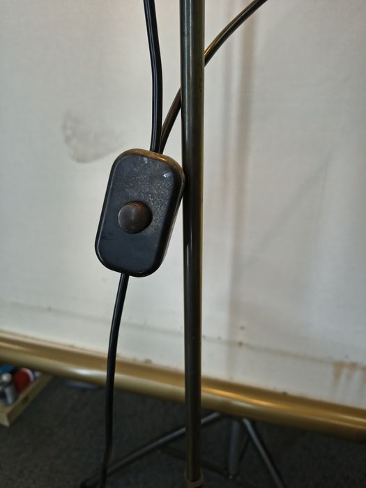 Lampa podłogowa vintage – imitacja mosiądzu, regulowane klosze