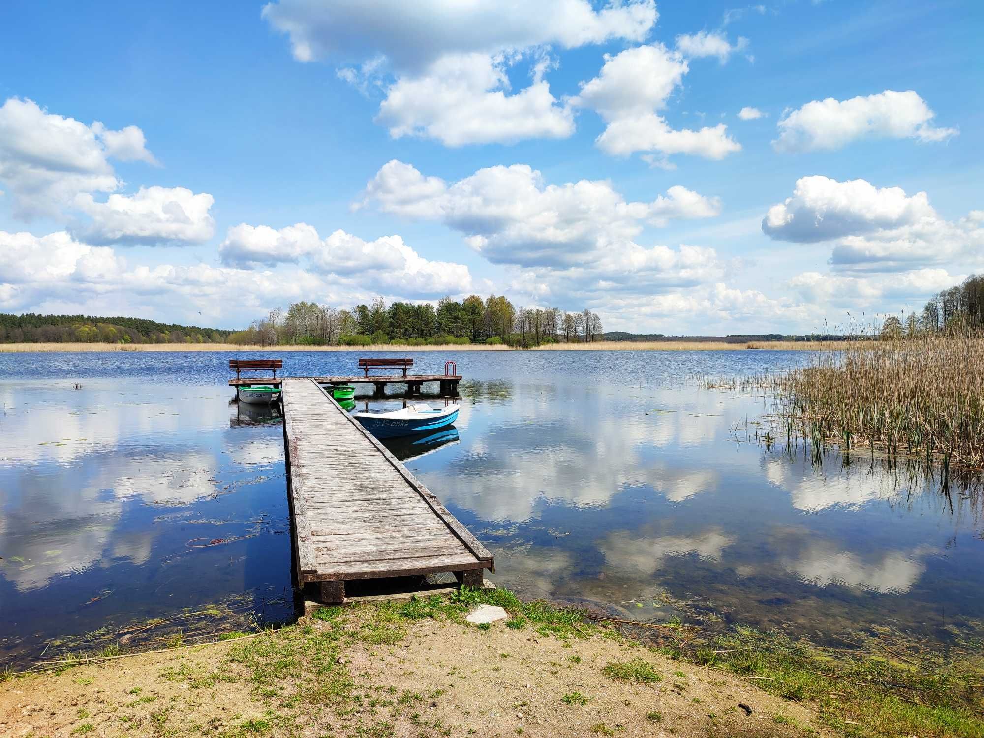 Domek  nad jeziorem  Mazury w Przerwankach przy lesie.