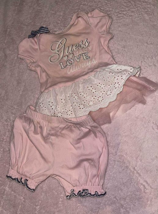 Sukieneczka Guess ze spodenkami