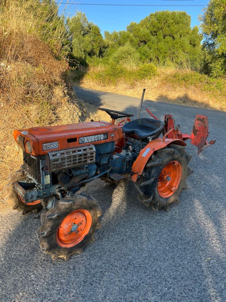 Trator Kubota B7000 4x4