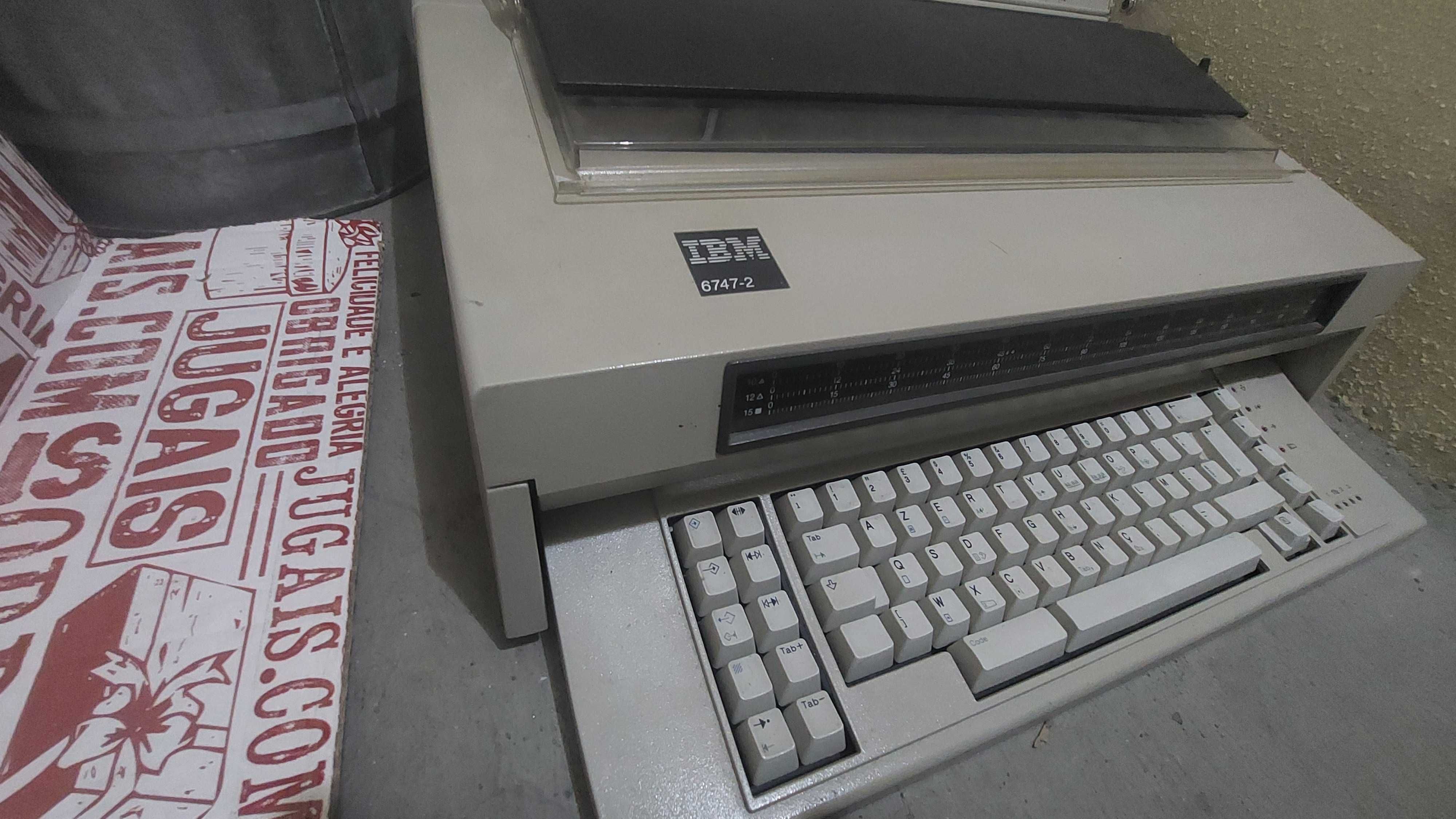 Máquina de escrever IBM 6747-2