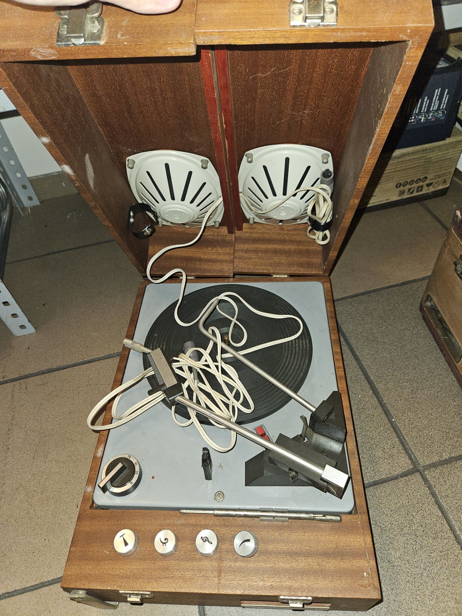 Gramofon z czasów prl