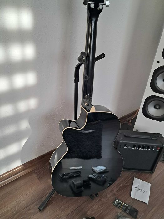 Mikołaj! Gitara akustyczna z przetwornikiem plus wzmacniacz.