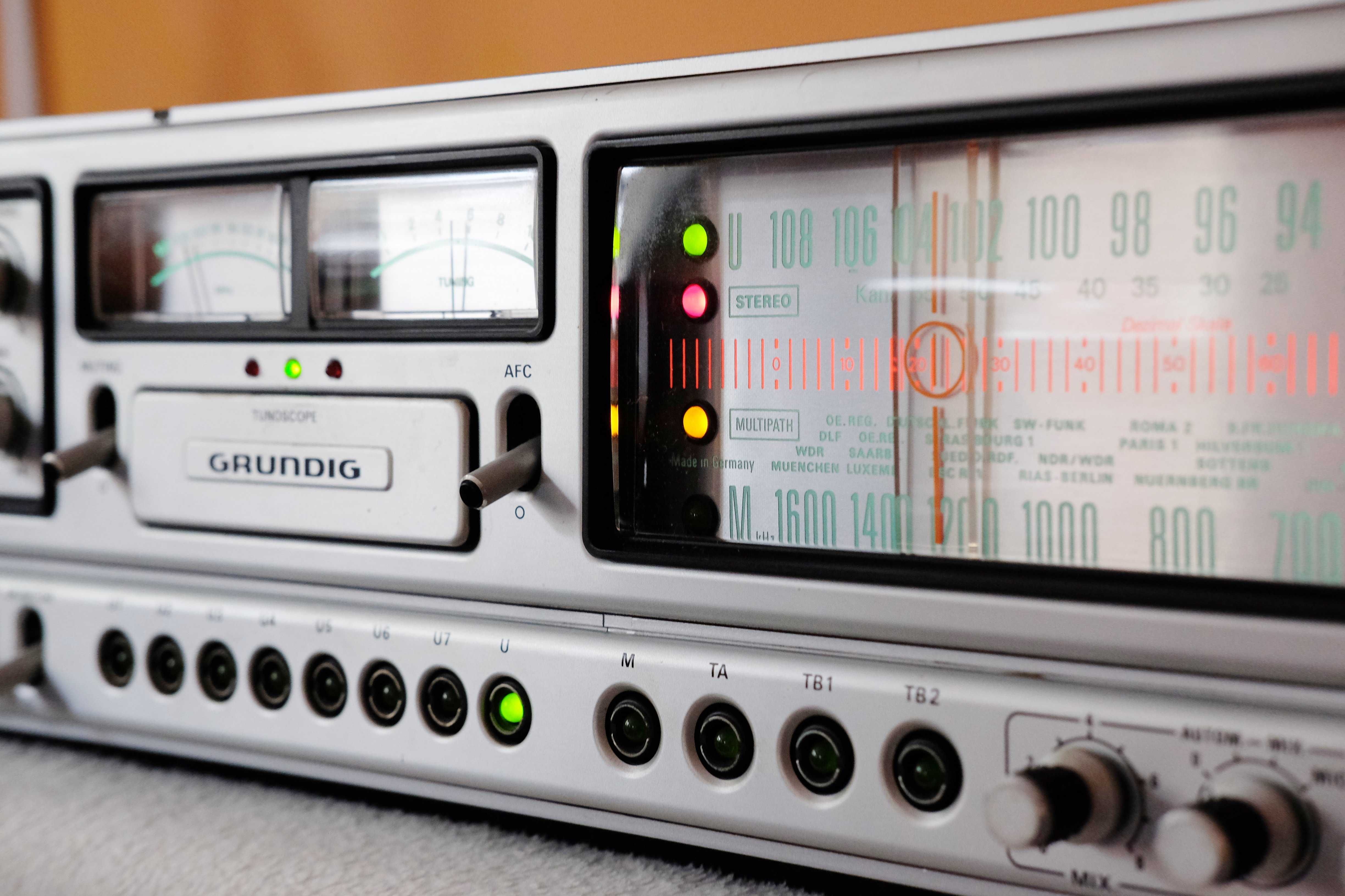 GRUNDIG R40 Receiver Super-HiFi 2x50 W / 4 Ohm  Amplituner 1976/1978