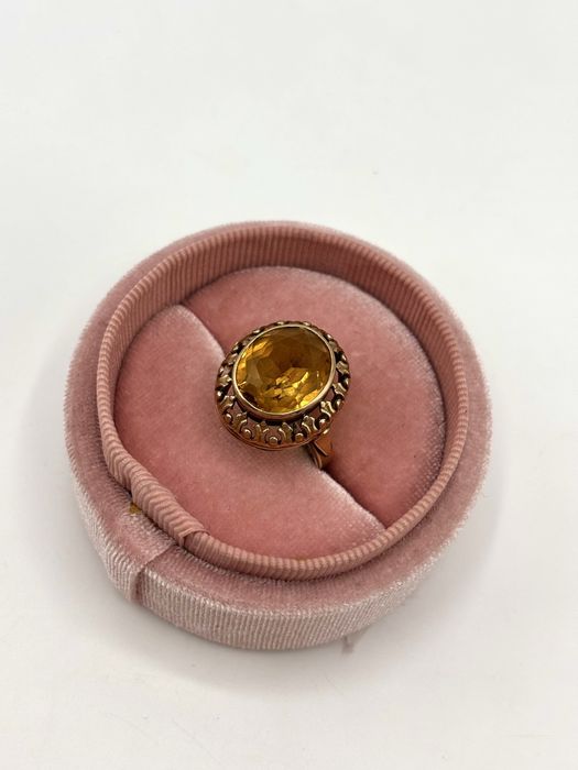 Złoty pierścionek z żółtym oczkiem