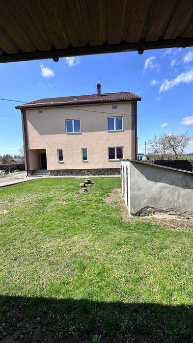 Продається чудовий двоповерховий будинок у мальовничому селі Малинівка