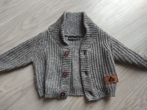 Szary sweterek niemowlęcy 62