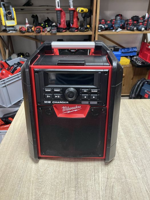 Milwaukee M18 RC / радіоприймач-зарядний пристрій Мілвокі